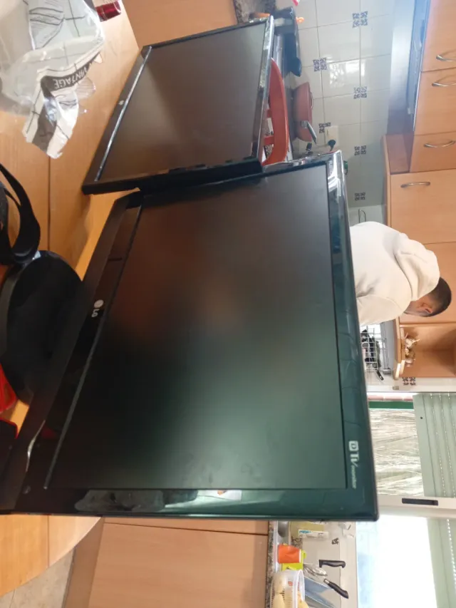 2 monitores negros