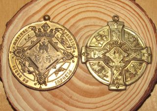 Par medallas religiosas doradas inscripción latín