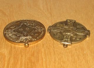 Par medallas religiosas doradas inscripción latín