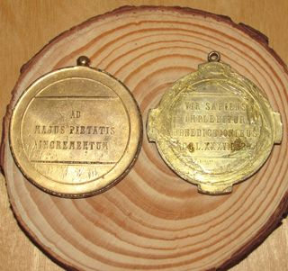 Par medallas religiosas doradas inscripción latín