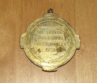 Par medallas religiosas doradas inscripción latín