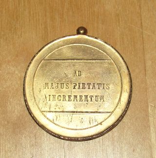 Par medallas religiosas doradas inscripción latín