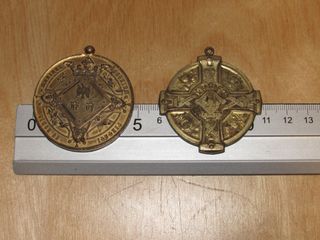 Par medallas religiosas doradas inscripción latín