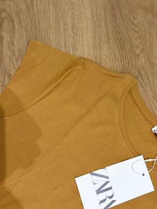 Camiseta Zara M Mostaza Nueva con etiqueta.