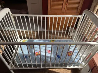 Cuna de bebé blanca + colchon