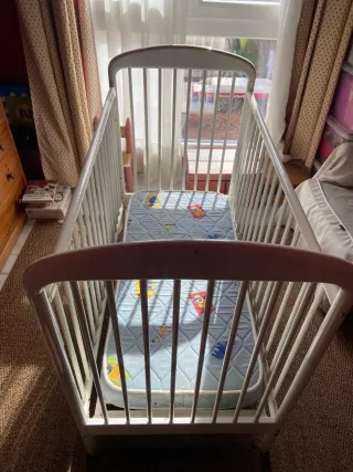 Cuna de bebé blanca + colchon