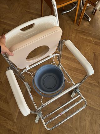 Silla de baño portátil con ruedas muy poco uso.