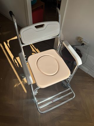 Silla de baño portátil con ruedas muy poco uso.