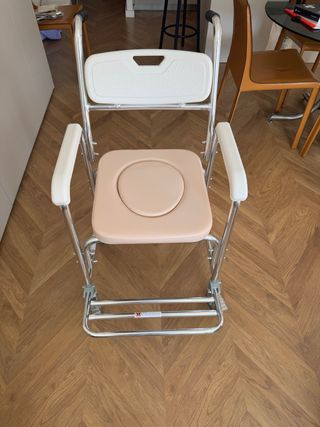 Silla de baño portátil con ruedas muy poco uso.