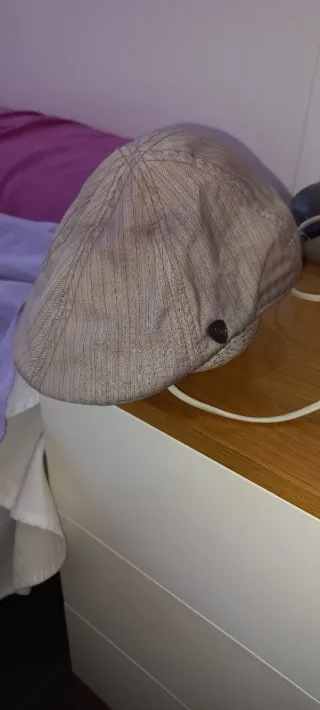 Gorra estilo boina beige y marrón