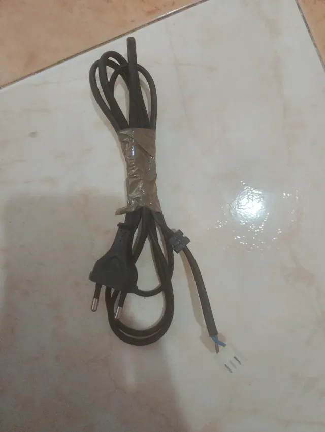 Cable de alimentación con enchufe