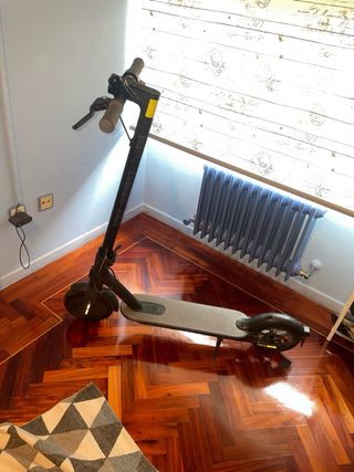 Patinete Eléctrico Xiaomi Essential con casco