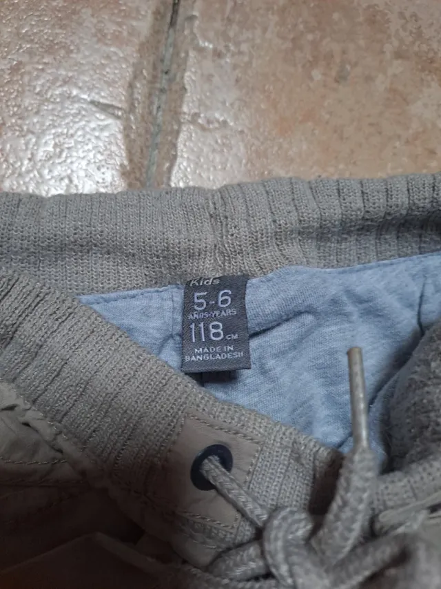 Pantalón beige niño