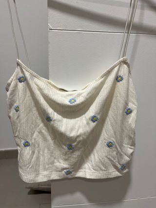 Camiseta corta bordada flores