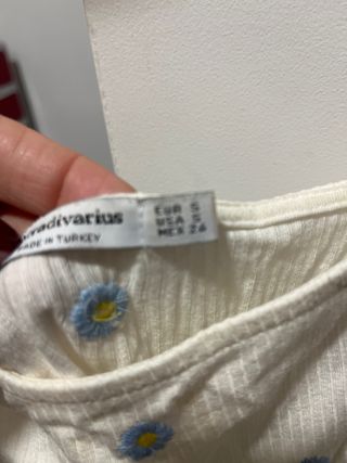 Camiseta corta bordada flores