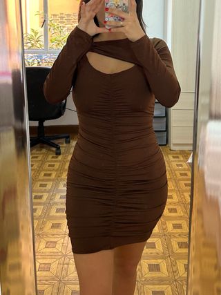Vestido marrón fruncido