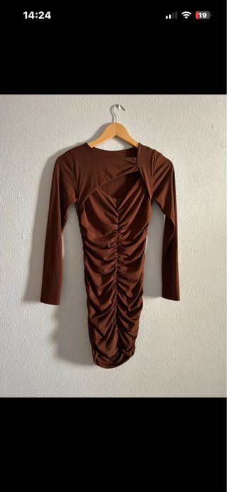 Vestido marrón fruncido