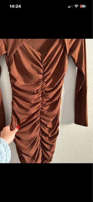 Vestido marrón fruncido