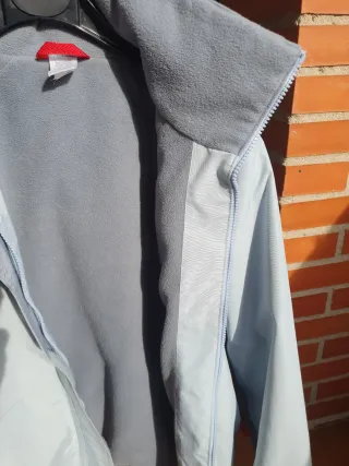 Abrigo chaqueta impermeable azul claro.