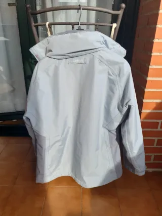 Abrigo chaqueta impermeable azul claro.