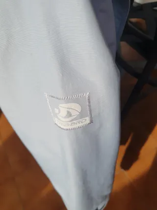 Abrigo chaqueta impermeable azul claro.