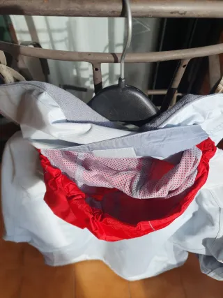 Abrigo chaqueta impermeable azul claro.