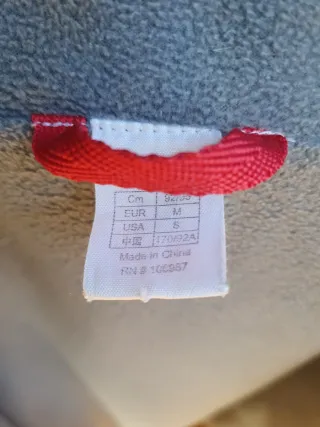 Abrigo chaqueta impermeable azul claro.