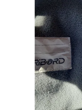 Abrigo chaqueta impermeable azul claro.