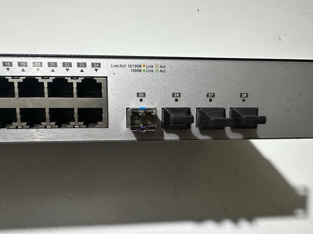 Switch D-Link 24 Puertos 1Gbps.