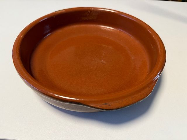 Cazuela de barro marrón