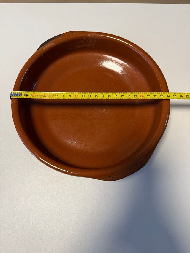 Cazuela de barro marrón