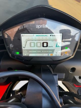 Moto Aprilia tuono 660 95 cv 2021 Roja y Negra