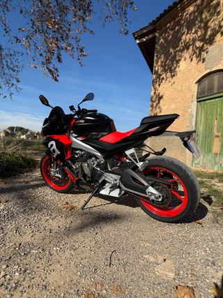 Moto Aprilia tuono 660 95 cv 2021 Roja y Negra