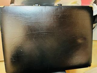 Maletín de ejecutivo negro con detalles dorados