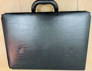 Maletín de ejecutivo negro con detalles dorados