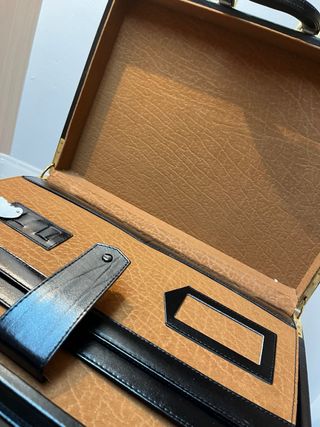 Maletín de ejecutivo negro con detalles dorados