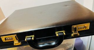 Maletín de ejecutivo negro con detalles dorados