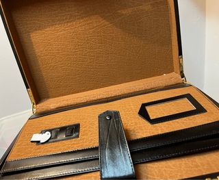 Maletín de ejecutivo negro con detalles dorados