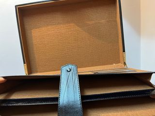 Maletín de ejecutivo negro con detalles dorados