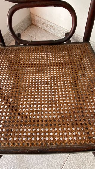 mecedora de madera y mimbre