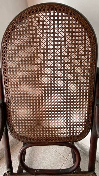 mecedora de madera y mimbre