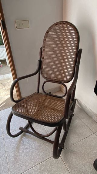 mecedora de madera y mimbre