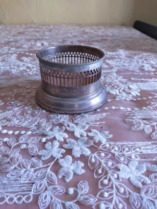 Portabottiglia antico in metallo per vino