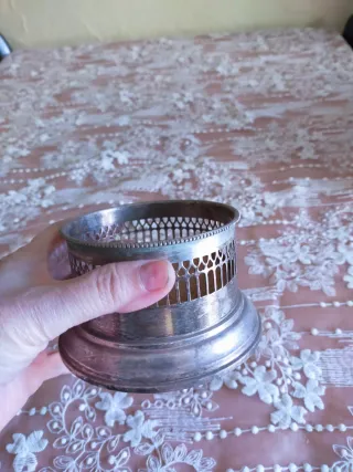 Portabottiglia antico in metallo per vino