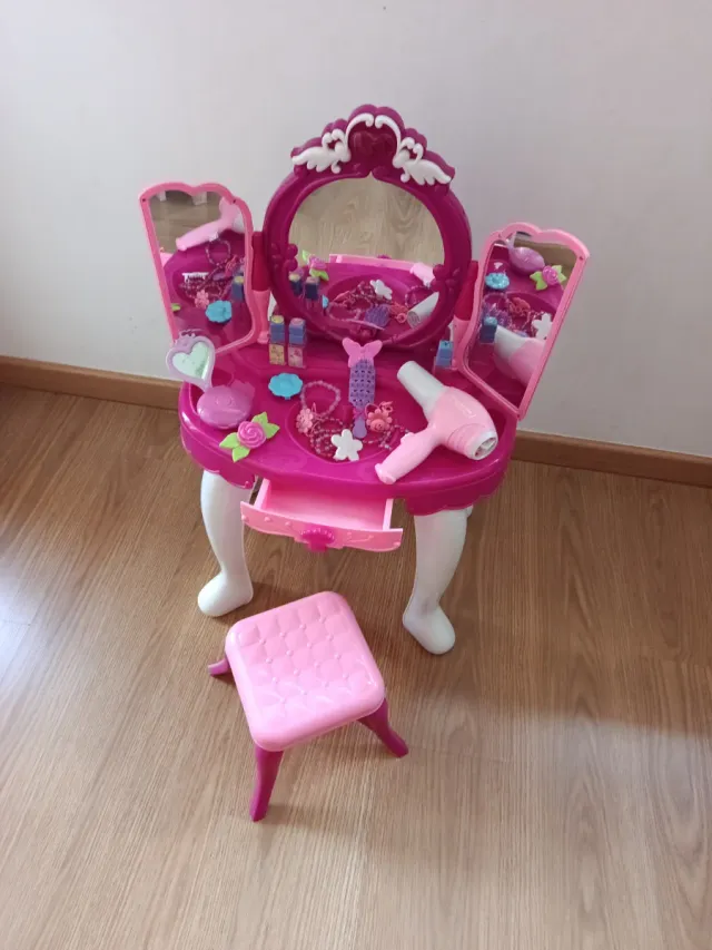 Tocador infantil rosa con taburete