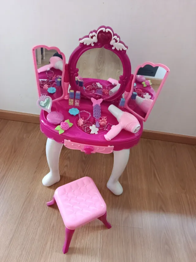 Tocador infantil rosa con taburete
