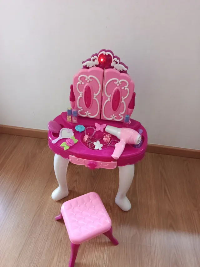 Tocador infantil rosa con taburete