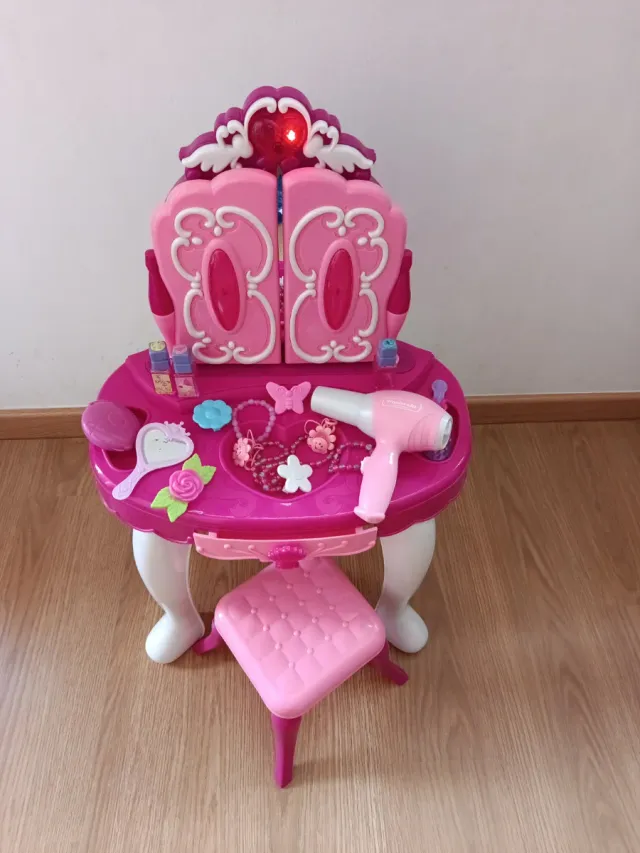 Tocador infantil rosa con taburete