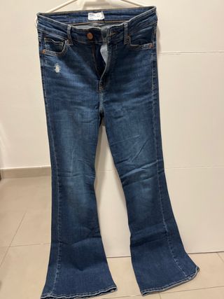 Vaqueros Bershka acampanados