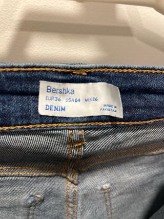 Vaqueros Bershka acampanados